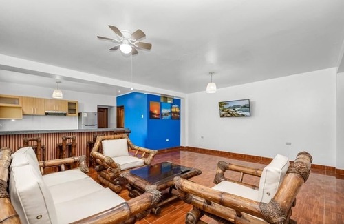 Máncora Condominio | Apartamento privado en condominio de estilo Tiki con piscinas cerca de la playa de Máncora