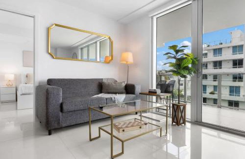 Bay Harbor Islands Casa | Luxury Condo with Rooftop Pool - 5-Min to Beach