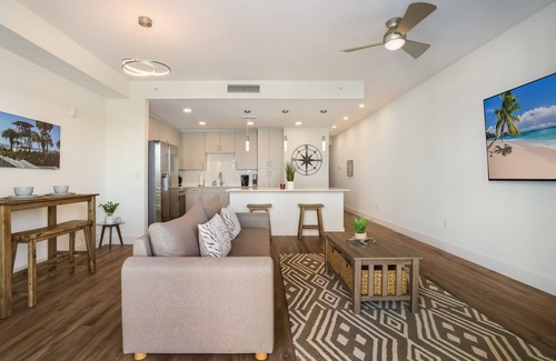 North Trail Condominio | Luxury Condo with Xtra Large Patio & Pool Views