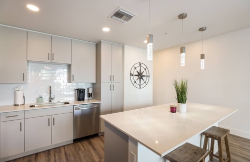 North Trail Condominio | Luxury Condo with Xtra Large Patio & Pool Views
