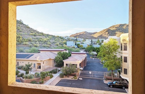 North Mountain Condominio | Luxury condo within resort-like gated community nestled against mountain reserve