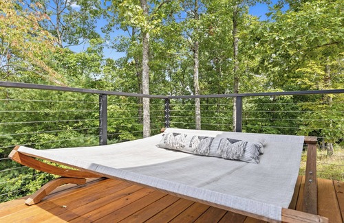 Young Harris Cabina | Luxury Container | Hammock, Fire Pit + Pool