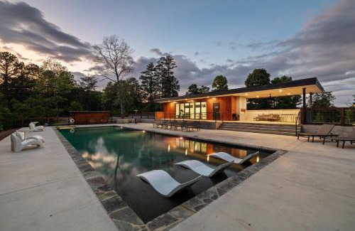 Young Harris Casa | Luxury Container Hammock, Fire Pit Pool