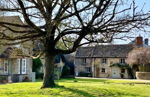 Kempsford Casa | Luxury Cottage Dog friendly with Hot Tub