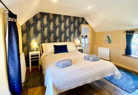 Kempsford Casa | Luxury Cottage Dog friendly with Hot Tub