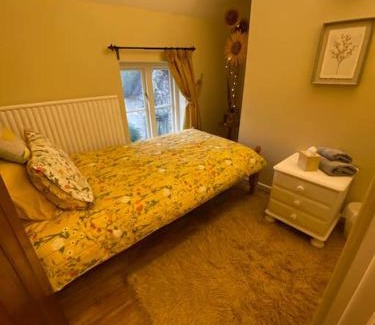 Kempsford Casa | Luxury Cottage Dog friendly with Hot Tub