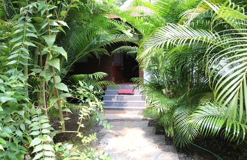 Morjim Cabina | Luxury cottage in a lush green-50 meters from Morjim beach