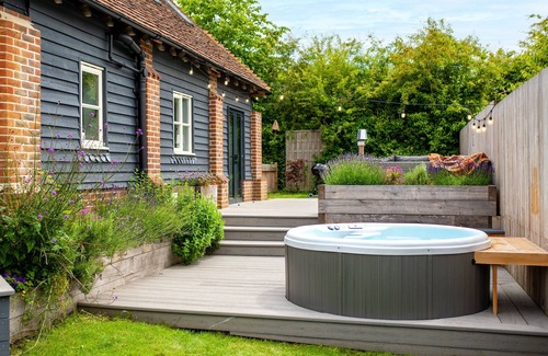 Funtington Cabaña | Luxury Cottage nr West Wittering with private hot tub