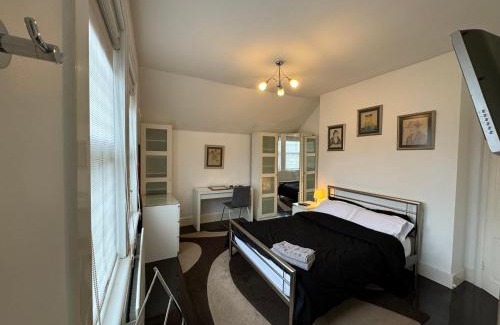 Leyton Casa | Luxury Cottage Room