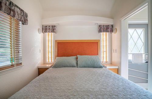 Big Bar Casa | Luxury Cottage with Furnished Deck in Trinity, California