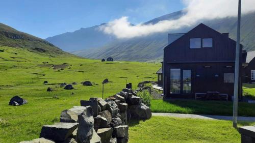 Gjogv Casa | Luxury Cottage with Stunning Views - Okkara summarhús við Gjógv
