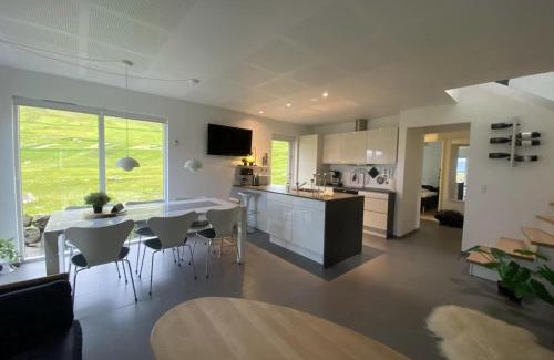 Gjogv Casa | Luxury Cottage with Stunning Views - Okkara summarhús við Gjógv