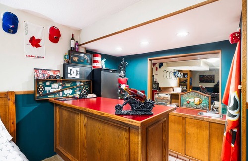 Port Moody Casa | Luxury Country Style Home - W -. +Hottub And Gym+ . Pet friendly* *Sleeps 5*