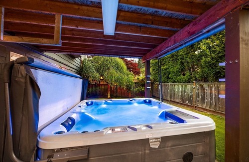 Port Moody Casa | Luxury Country Style Home - W -. +Hottub And Gym+ . Pet friendly* *Sleeps 5*