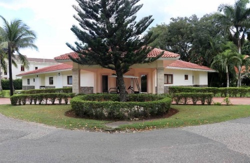San Pedro de Macoris Casa | Luxury & Cozy Villa with Jacuzzi at Metro Club