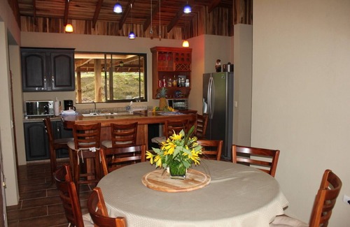 La Fortuna Casa | Casa de lujo con vistas del Volcán Arenal y el Lago Arenal y el árbol de Ceiba