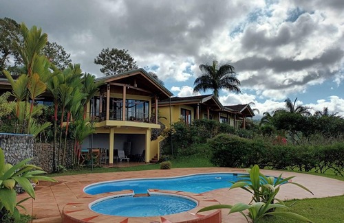 La Fortuna Casa | Casa de lujo con vistas del Volcán Arenal y el Lago Arenal y el árbol de Ceiba