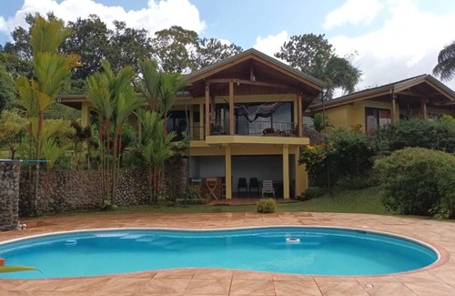 La Fortuna Casa | Casa de lujo con vistas del Volcán Arenal y el Lago Arenal y el árbol de Ceiba