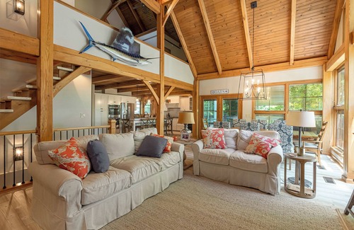 Goreville Casa | Luxury Craftsman 6BR Lake House "On The Rocks"