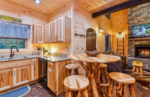 Gatlinburg Chalet De Esquí | Luxury Creekside Chalet w/ Free Attraction Tickets & Hot Tub - Walk to Downtown
