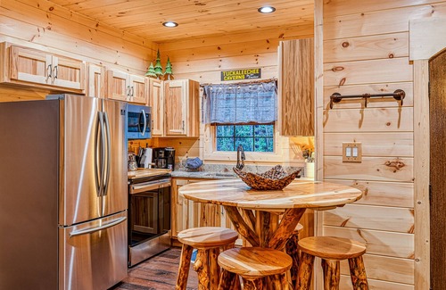 Gatlinburg Chalet De Esquí | Luxury Creekside Chalet w/ Free Attraction Tickets & Hot Tub - Walk to Downtown