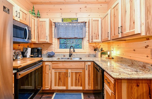 Gatlinburg Chalet De Esquí | Luxury Creekside Chalet w/ Free Attraction Tickets & Hot Tub - Walk to Downtown