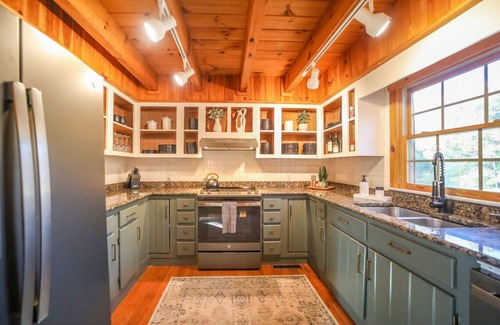 Faber Casa | Luxury, Curated Lakefront Cabin with New Hot Tub. Near Breweries and Vineyards!
