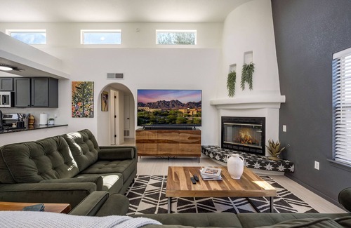 Las Cruces Casa | Luxury Desert Escape! Pet Friendly! Hottub! EV!