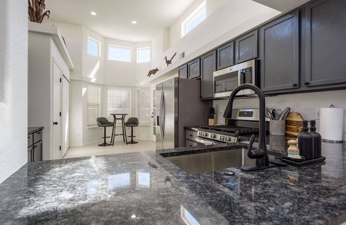 Las Cruces Casa | Luxury Desert Escape! Pet Friendly! Hottub! EV!