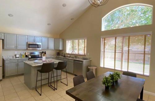 Dobson Woods Casa | LUXURY Desert Oasis! 5 bedroom, 3 bath w HEATED POOL