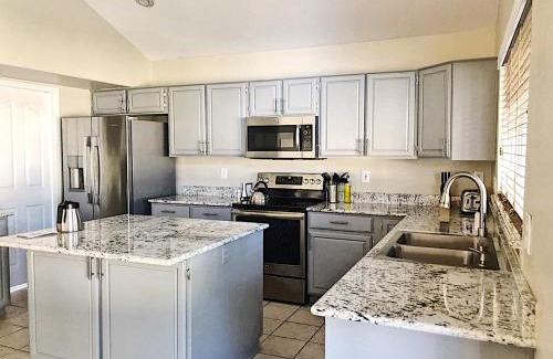 Dobson Woods Casa | LUXURY Desert Oasis! 5 bedroom, 3 bath w HEATED POOL