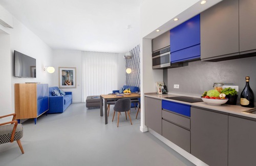 Sorrento City Centre Apartamento | Luxury Design Home & Jacuzzi in Heart of Sorrento