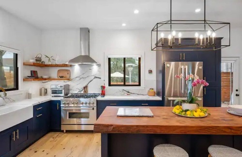 Sebastopol Casa | Luxury Designer Home w/ Spa ~ Stroll into Sebastopol