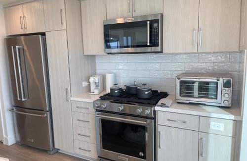 East Village Apartamento | Luxury Designer Suite with Rooftop Pool, Gym
