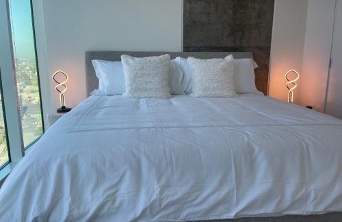 East Village Apartamento | Luxury Designer Suite with Rooftop Pool, Gym