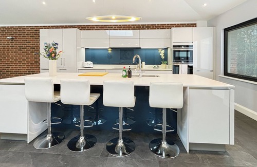 Plumtree Casa | Luxury detached 4bed house Sleeps 8 in Village location with garden & driveway!