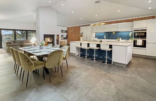 Plumtree Casa | Luxury detached 4bed house Sleeps 8 in Village location with garden & driveway!