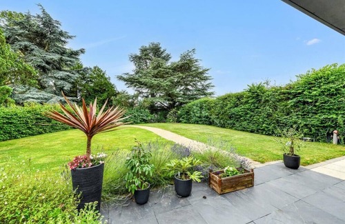 Plumtree Casa | Luxury detached 4bed house Sleeps 8 in Village location with garden & driveway!