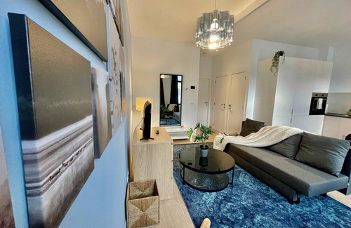 Klein-Antwerpen Apartamento | Luxury Dlx 1BR Near Fashion District by Oneluxstay
