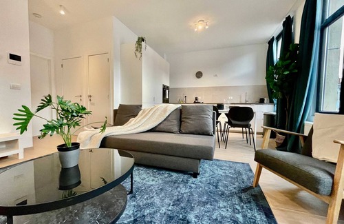 Klein-Antwerpen Apartamento | Luxury Dlx 1BR Near Fashion District by Oneluxstay