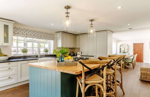 Shipton under Wychwood Cabaña | Luxury dog friendly holiday cottage in the Cotswolds with a hot tub - Shaven Cottage