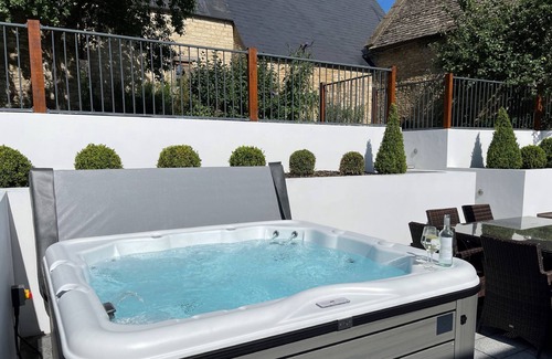 Shipton under Wychwood Cabaña | Luxury dog friendly holiday cottage in the Cotswolds with a hot tub - Shaven Cottage