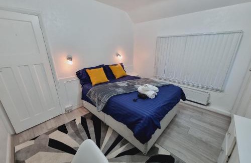 Harehills Casa | Luxury double bed with Private Bathroom, NETFLIX, work space and WiFi