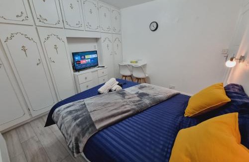Harehills Casa | Luxury double bed with Private Bathroom, NETFLIX, work space and WiFi