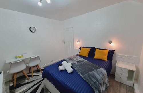 Harehills Casa | Luxury double bed with Private Bathroom, NETFLIX, work space and WiFi