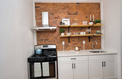Troy Apartamento | Luxury Downtown 2 bd w/Backyard, grill