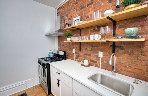 Troy Apartamento | Luxury Downtown 2 bd w/Backyard, grill