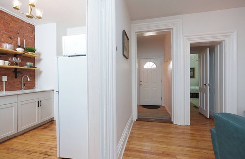 Troy Apartamento | Luxury Downtown 2 bd w/Backyard, grill