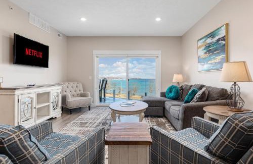 Traverse City Apartamento | Luxury Downtown 2BDR Lake View 2nd Floor Condo on West Bay 202W