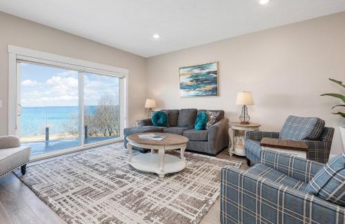 Traverse City Apartamento | Luxury Downtown 2BDR Lake View 2nd Floor Condo on West Bay 202W